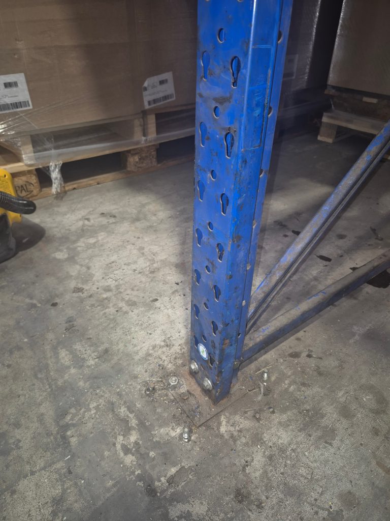 Échelle de rack redressée sous charge conforme à la norme EN 15635